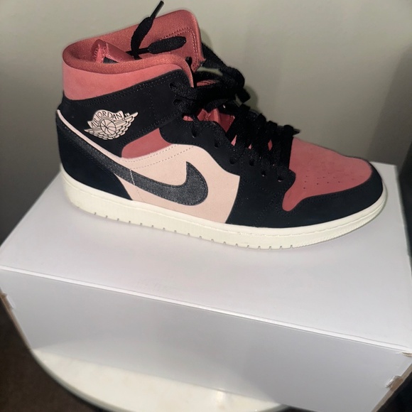 Jordan 1 Mid - Picture 1 of 3